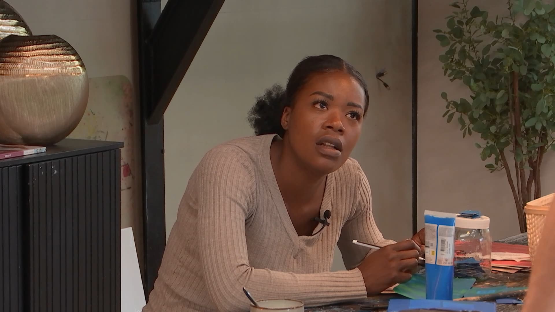 Fatima hoort in De Bondgenoten dat de wereldbevolking toeneemt: 'Door de  vluchtelingen?' | Vandaag Inside