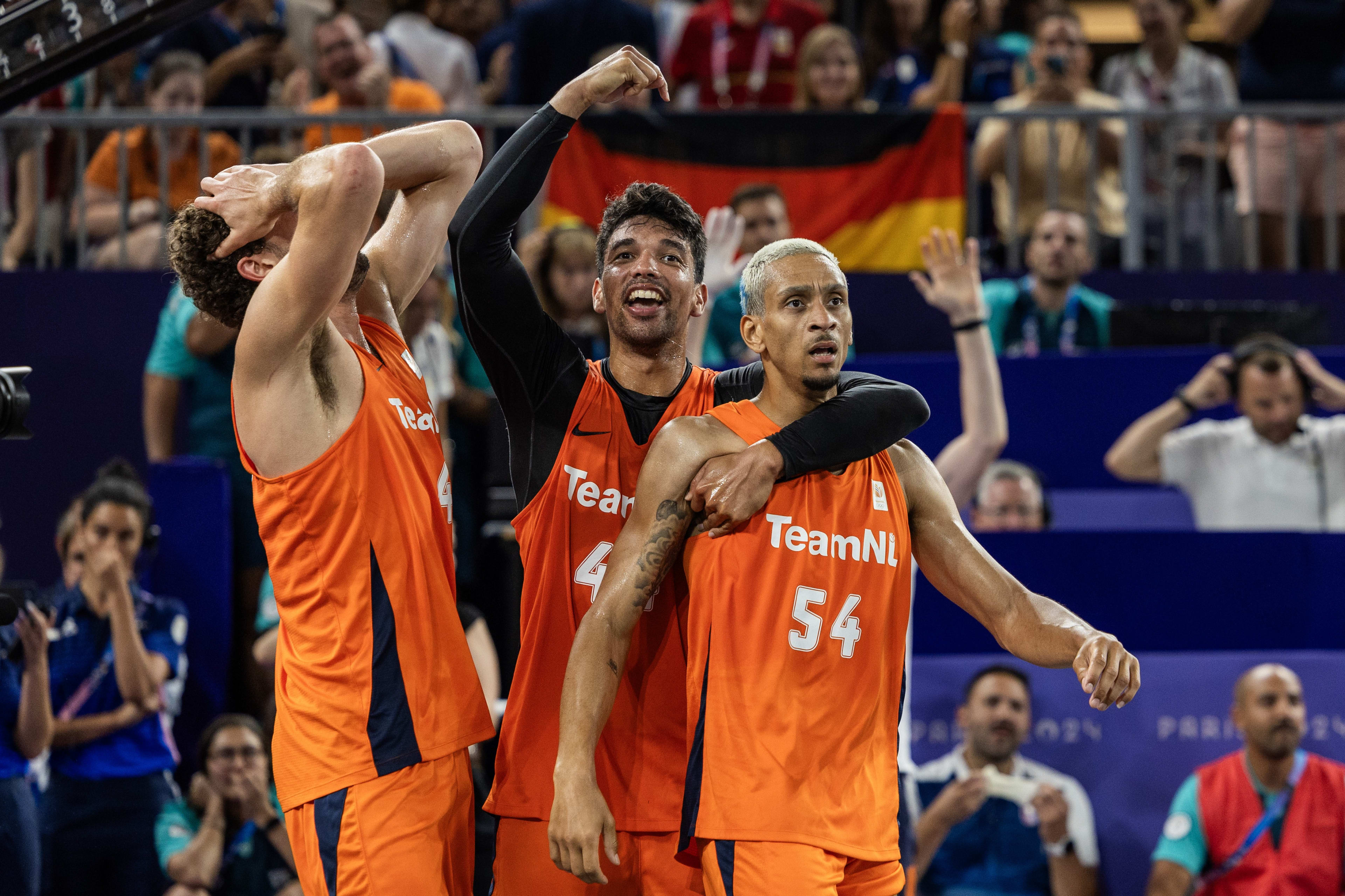 Basketballer Worthy de Jong viert feest zonder teamgenoot: ‘Hij is op weg naar zijn bruiloft’ 