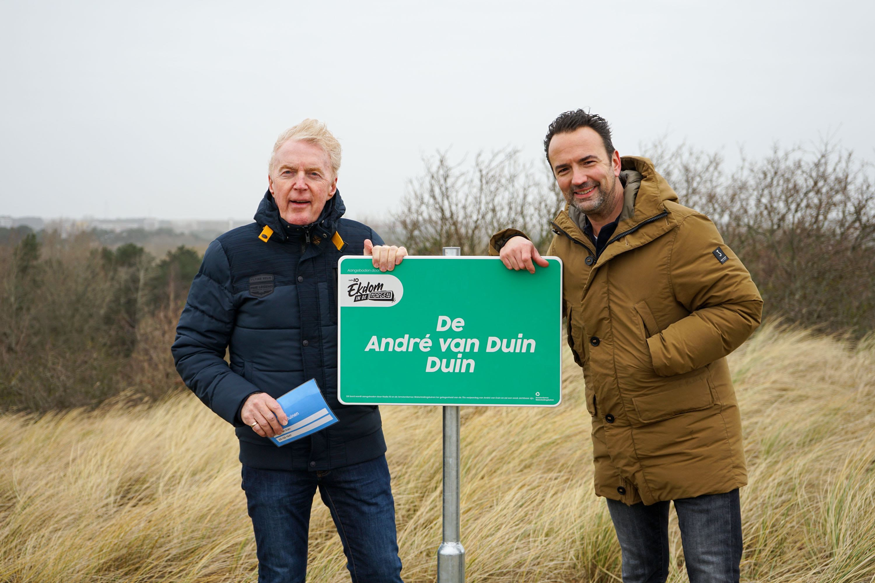 Gerard Ekdom verrast André van Duin met eigen duin 