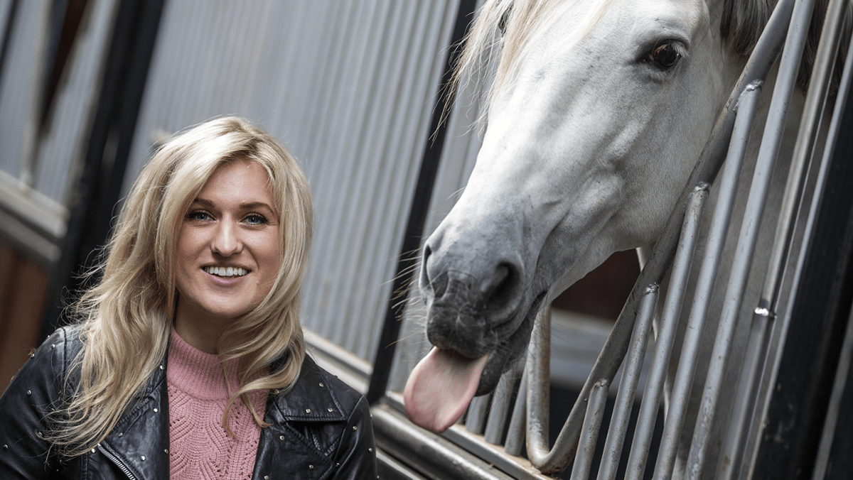 Britt Dekker verlaat Nederland: ‘Het loopt uit de hand!’