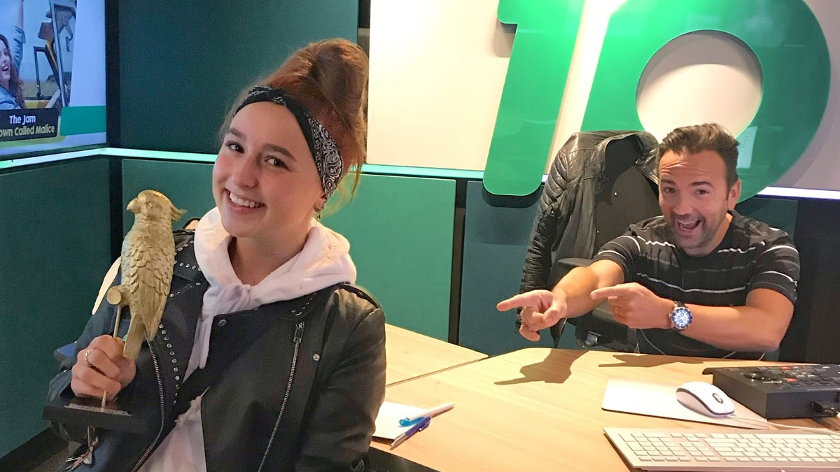 Gerard organiseert het Imitatoernooi: Demi wint de Gouden Papegaai!