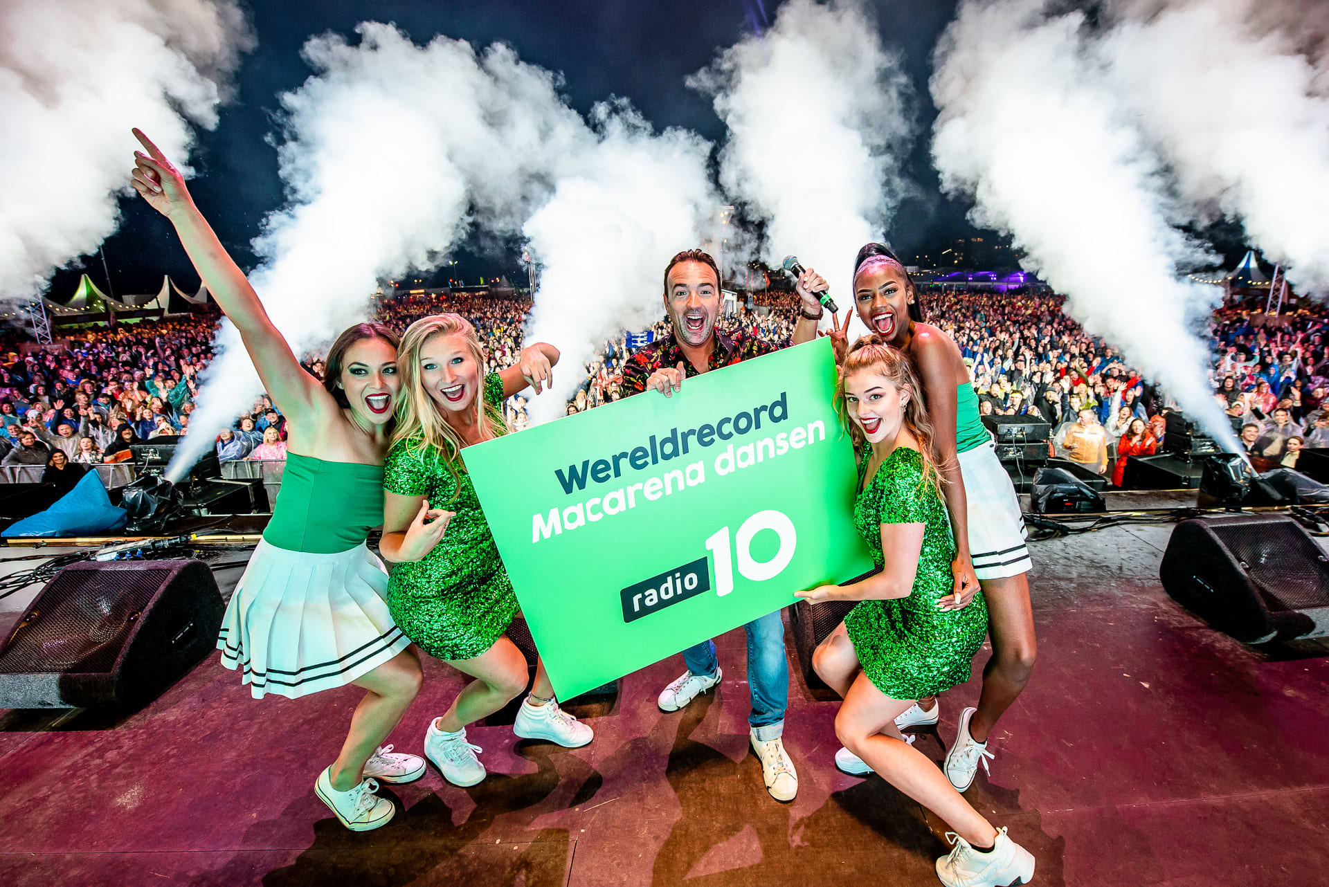 Gerard Ekdom verbreekt wereldrecord Macarena-dansen