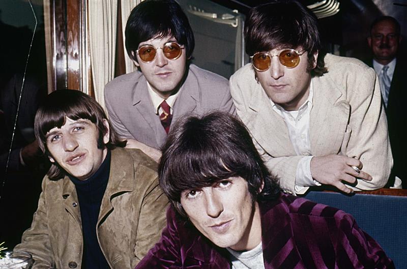 Gestolen kleed met tekeningen door de Beatles onder de hamer