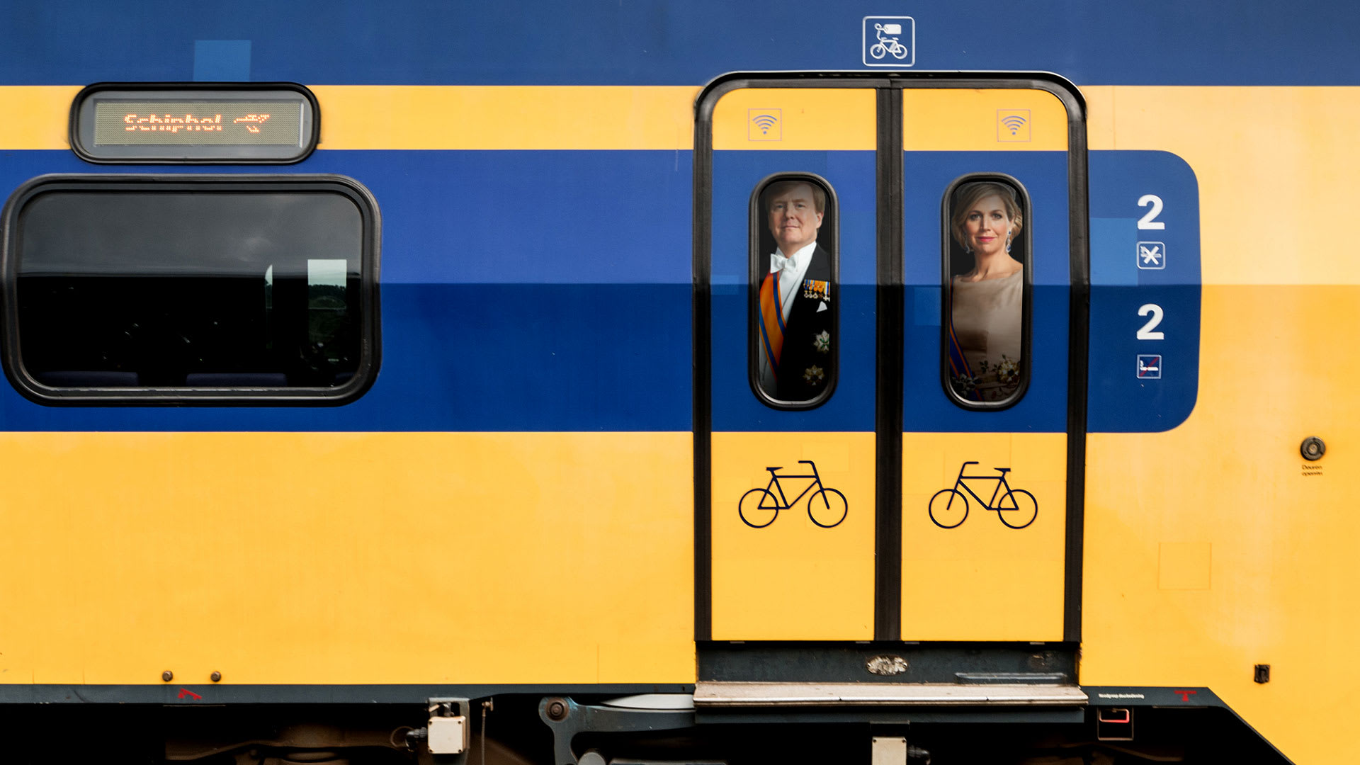 Hilarisch: koningspaar zingt in de trein!