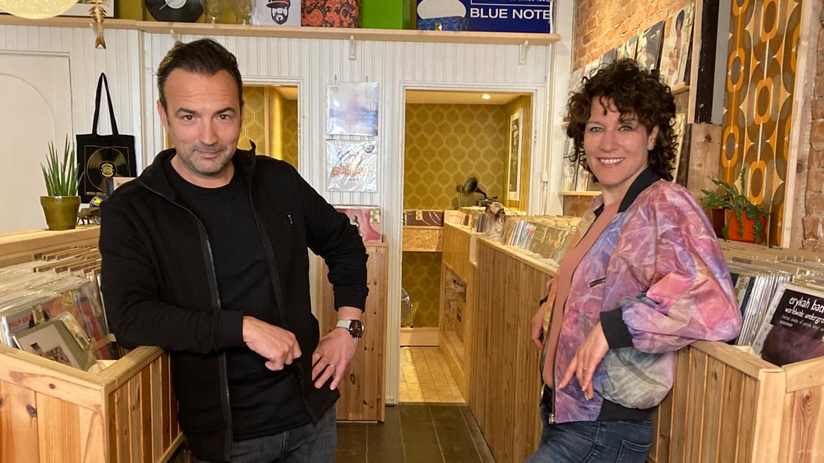 Zien! Gerard en Evelien doen hilarische challenge in platenzaak
