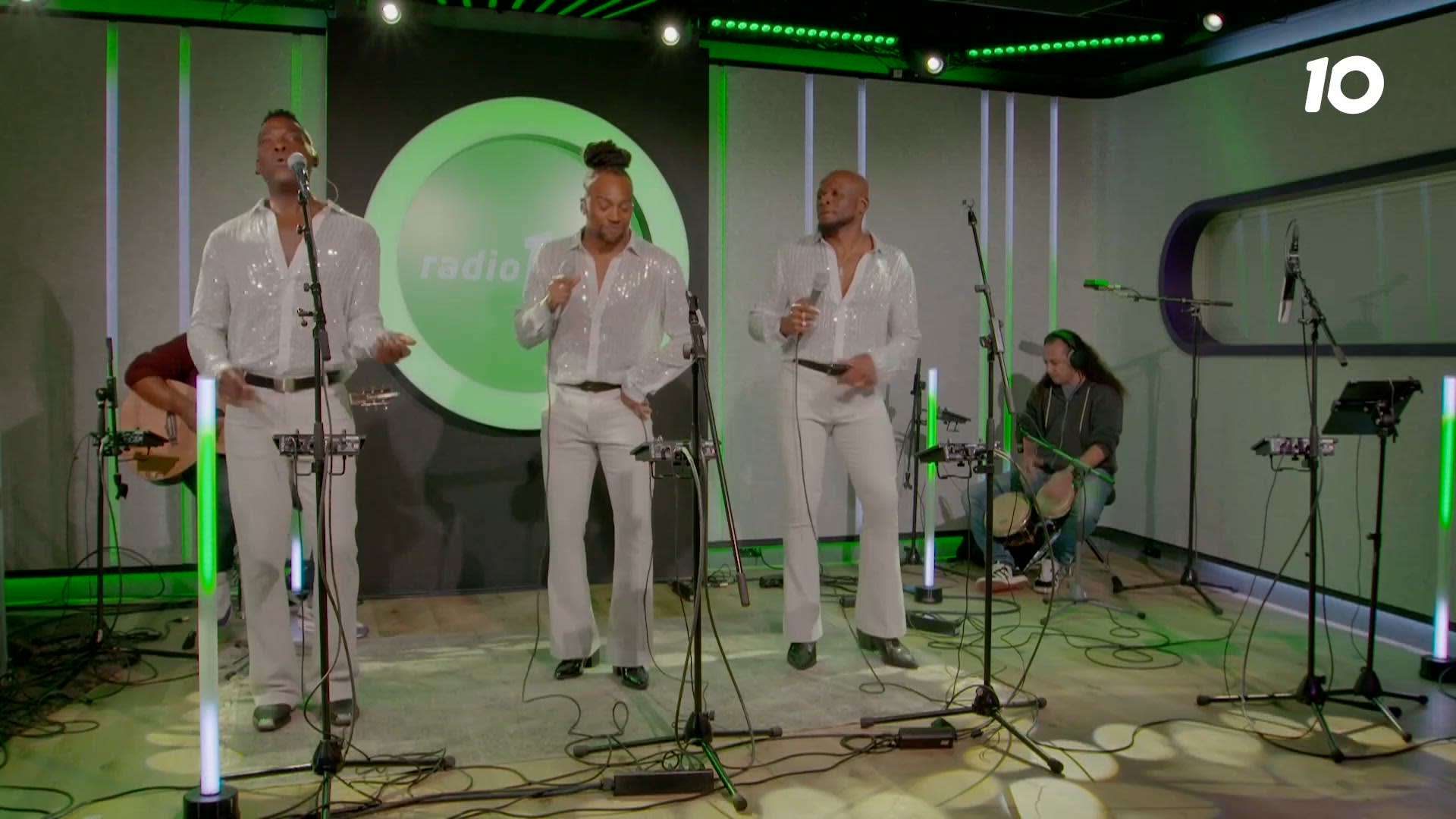 Let's Groove van Earth, Wind & Fire live gecoverd door The Chicago Funk