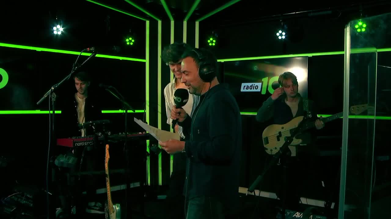 Blanks speelt 'Never Have I Ever' bij Ekdom in de Morgen