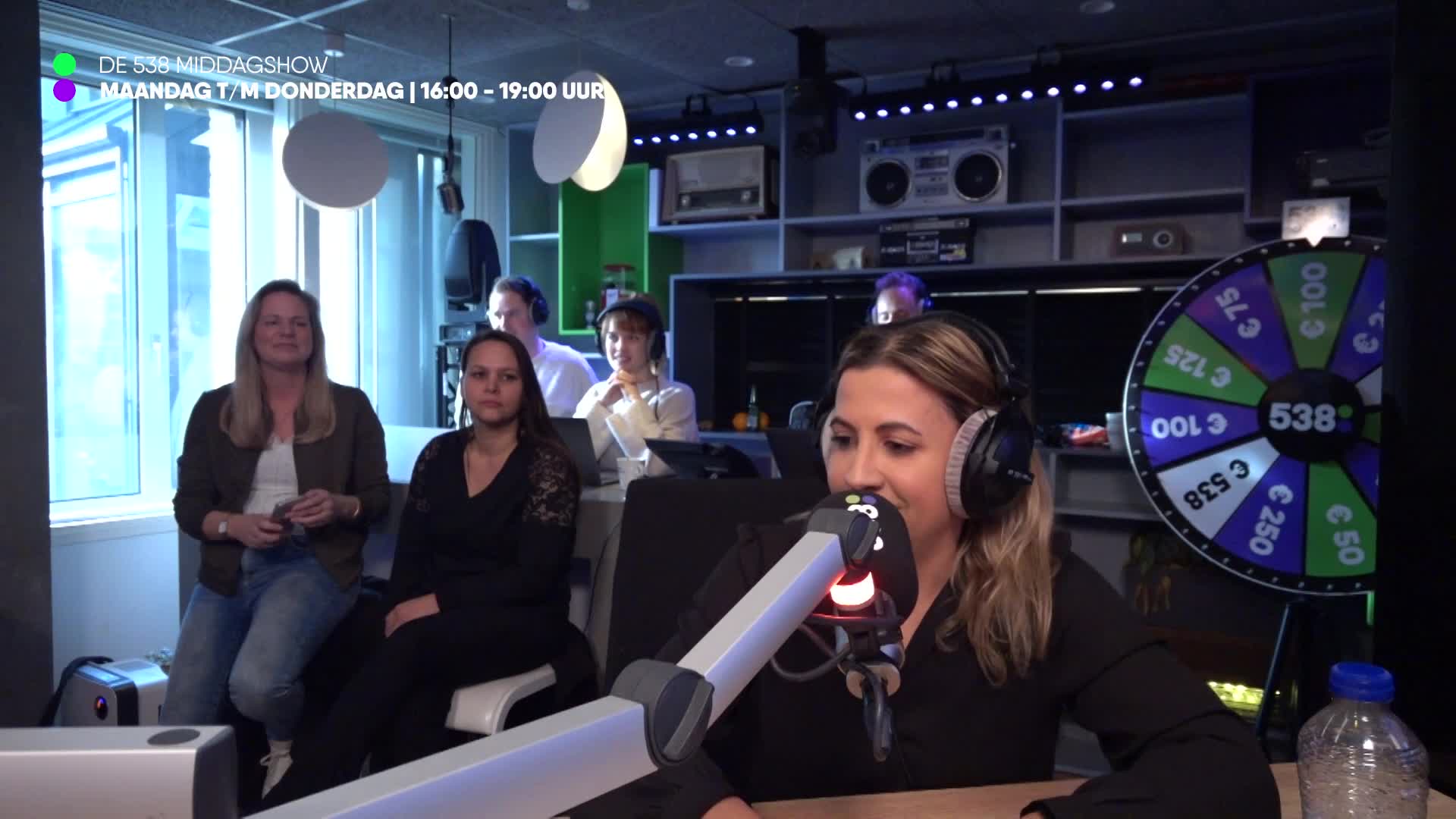 Nadia neemt 50.000 euro in ontvangst!