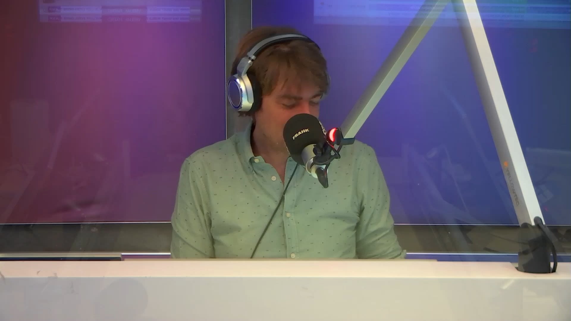Hassans dochter kakte zijn laptop onder!