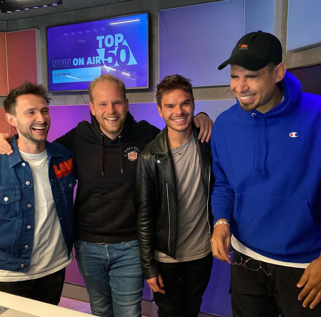WAT?! 😯 Dit is de tweede keer dat Afrojack en Lucas & Steve elkaar in het écht zien