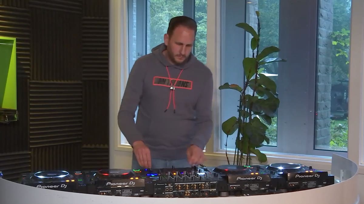 Chris Deluxe draait een van zijn ziekste sets ooit!
