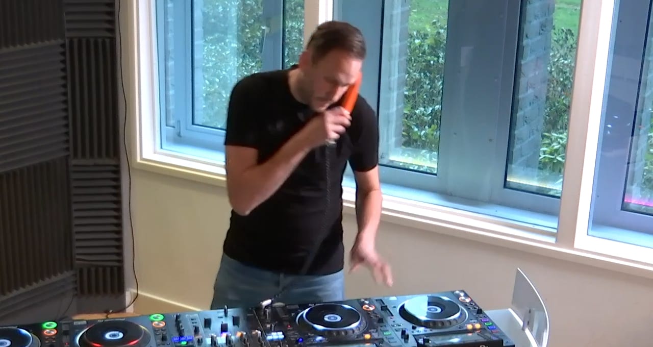 Geniale Chris Deluxe is weer lekker aan het mixen!