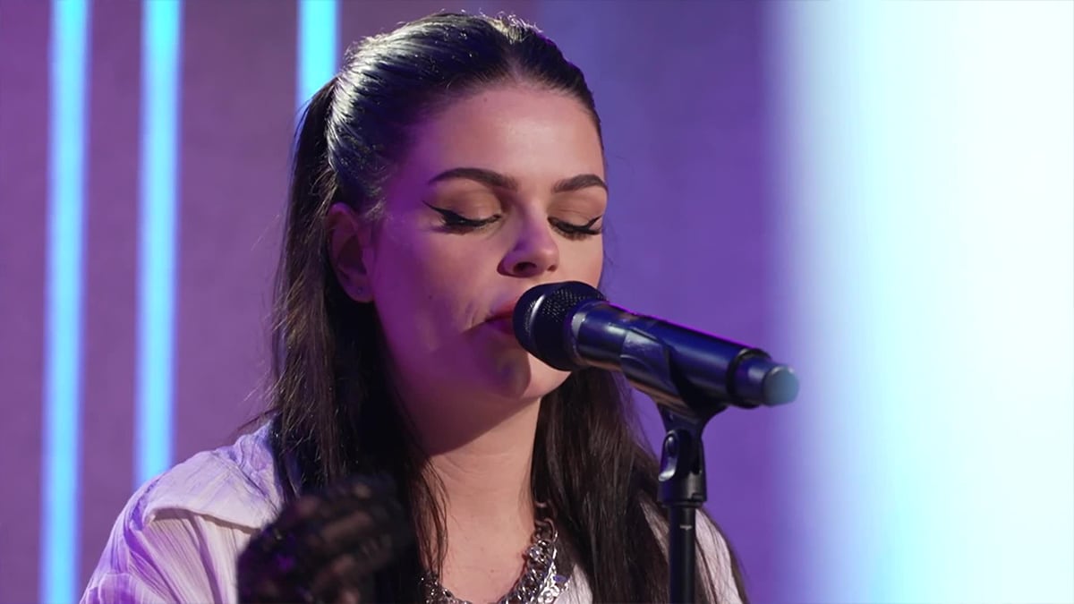 Davina Michelle speelt ge-wel-dige akoestische versie van All Is Ours 🤩