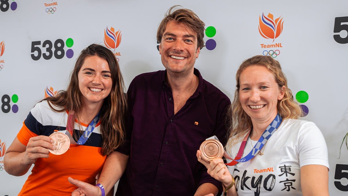 Bronzen zeilsters Annemiek en Annette showen medaille aan Frank!