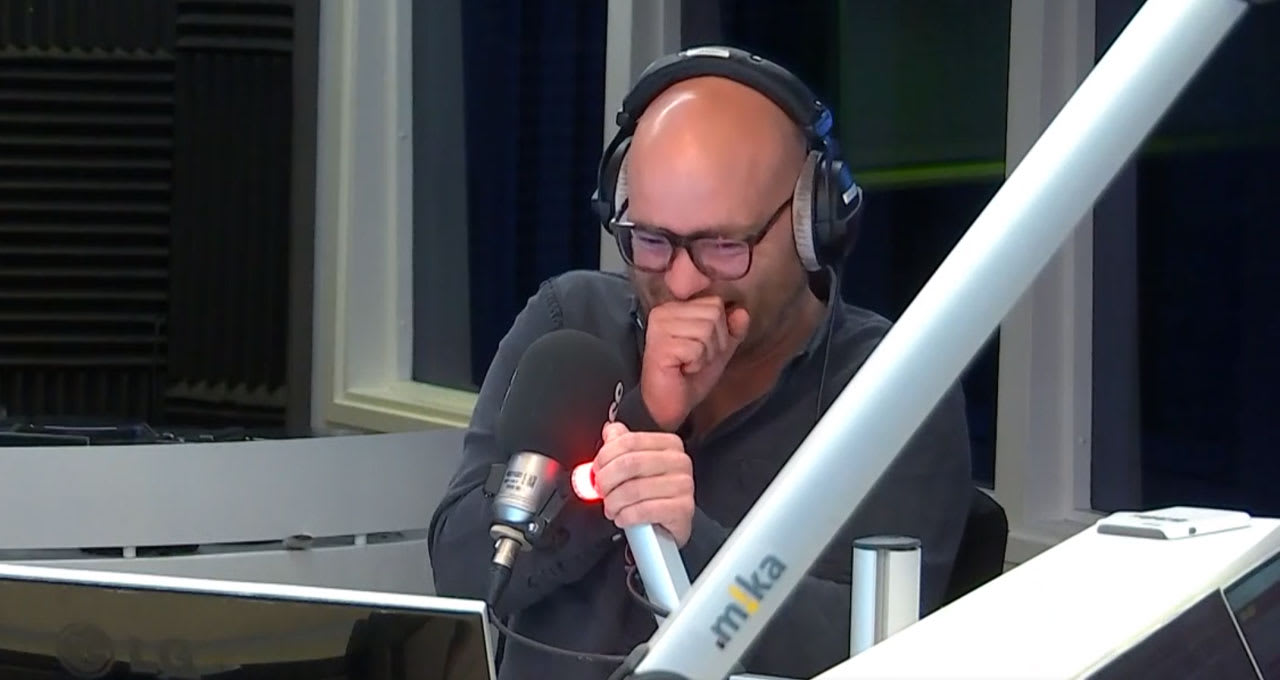 LOL! Sidekick Jelte kan lach niet meer inhouden