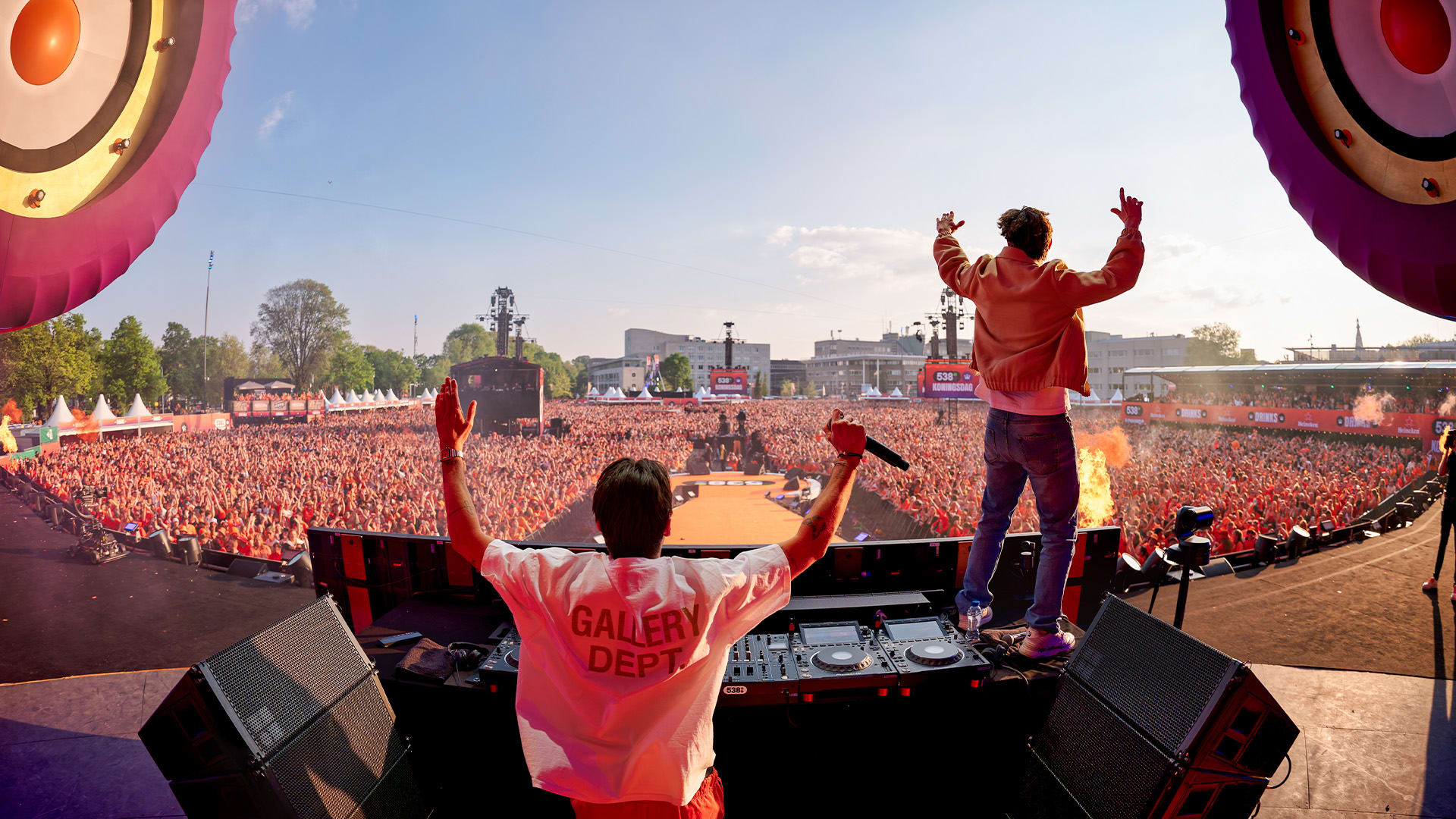 Alle handen in de lucht voor Lucas & Steve op 538 Koningsdag!