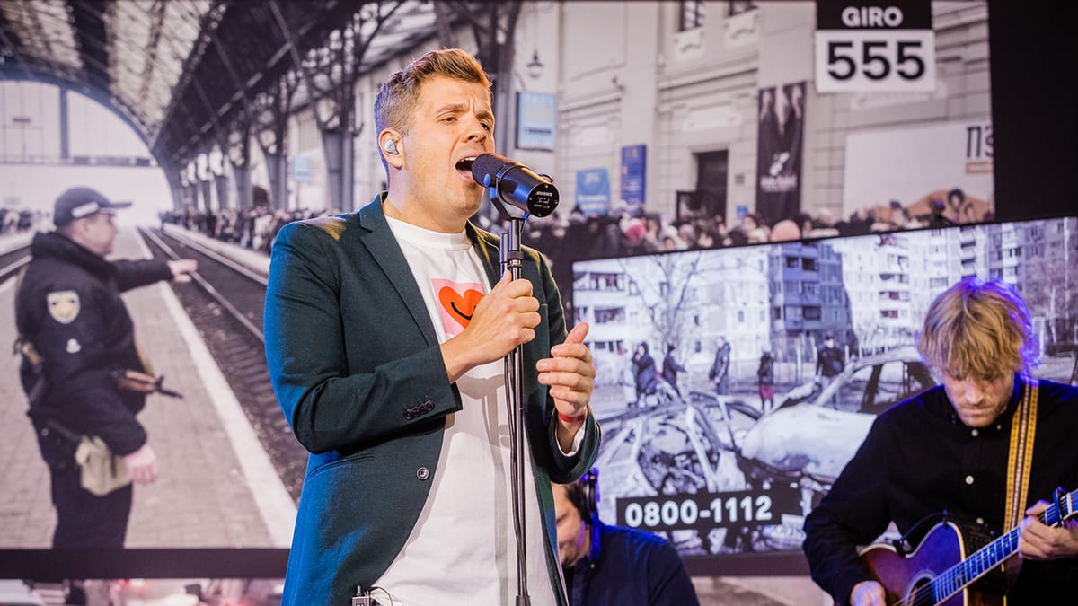 Jaap Reesema zingt zelfgeschreven nummer over situatie in Oekraïne 🙏💙💛