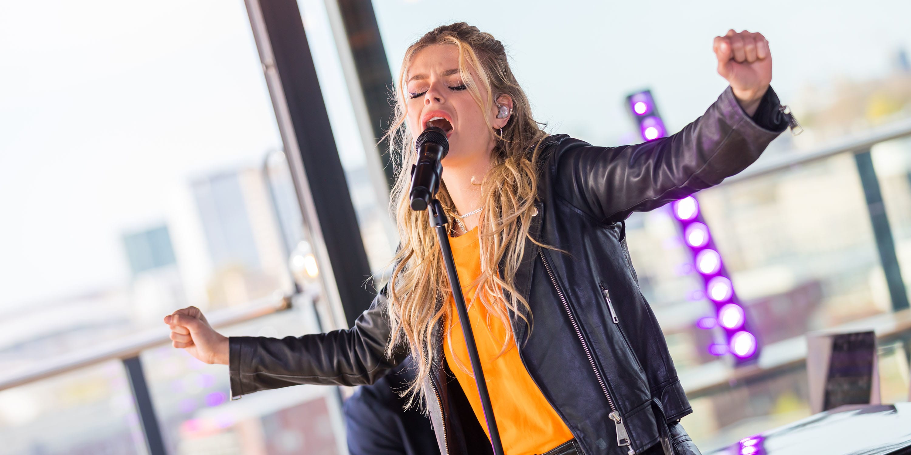 Davina Michelle doet waanzinnige showcase vanaf de watertoren in Utrecht