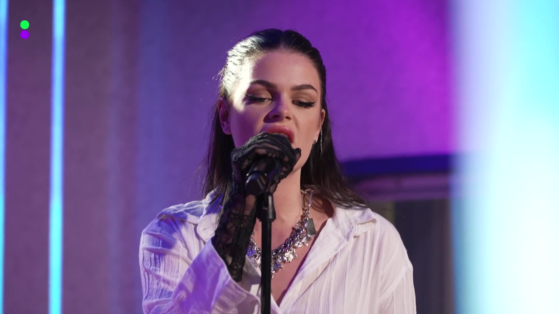 Davina Michelle speelt cover van Man! I Feel Like A Woman!