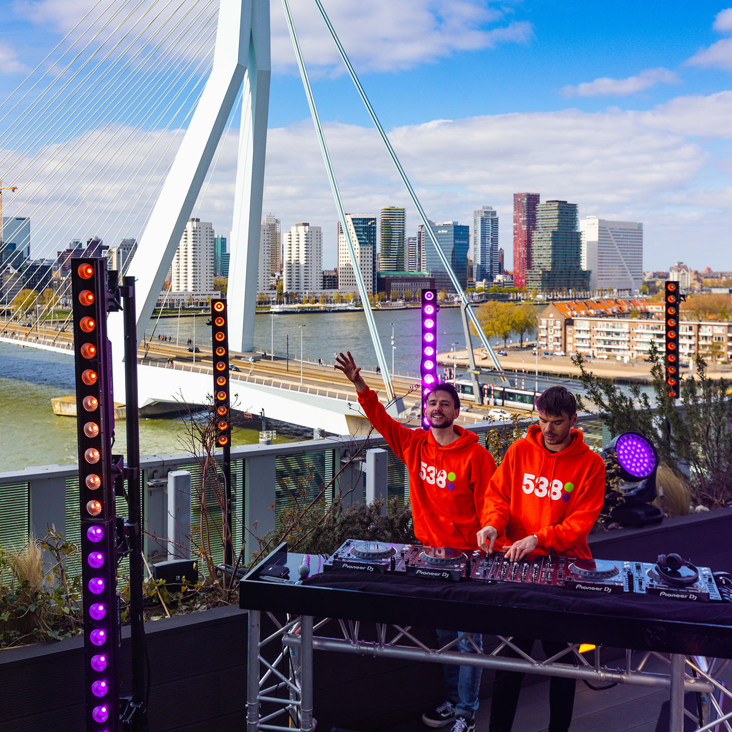 Lucas & Steve draaien een dikke set voor de skyline van Rotterdam!