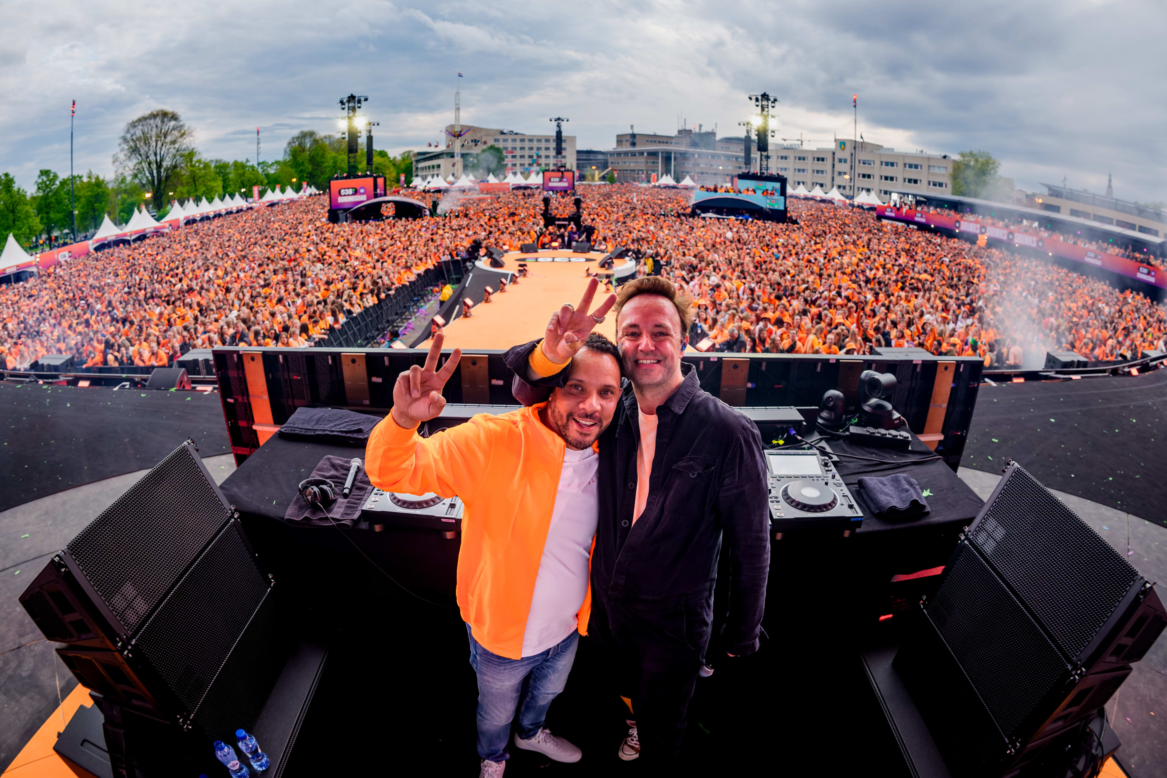 Wildstylez en Niels Geusebroek blazen het Chasséveld omver met Year of Summer!