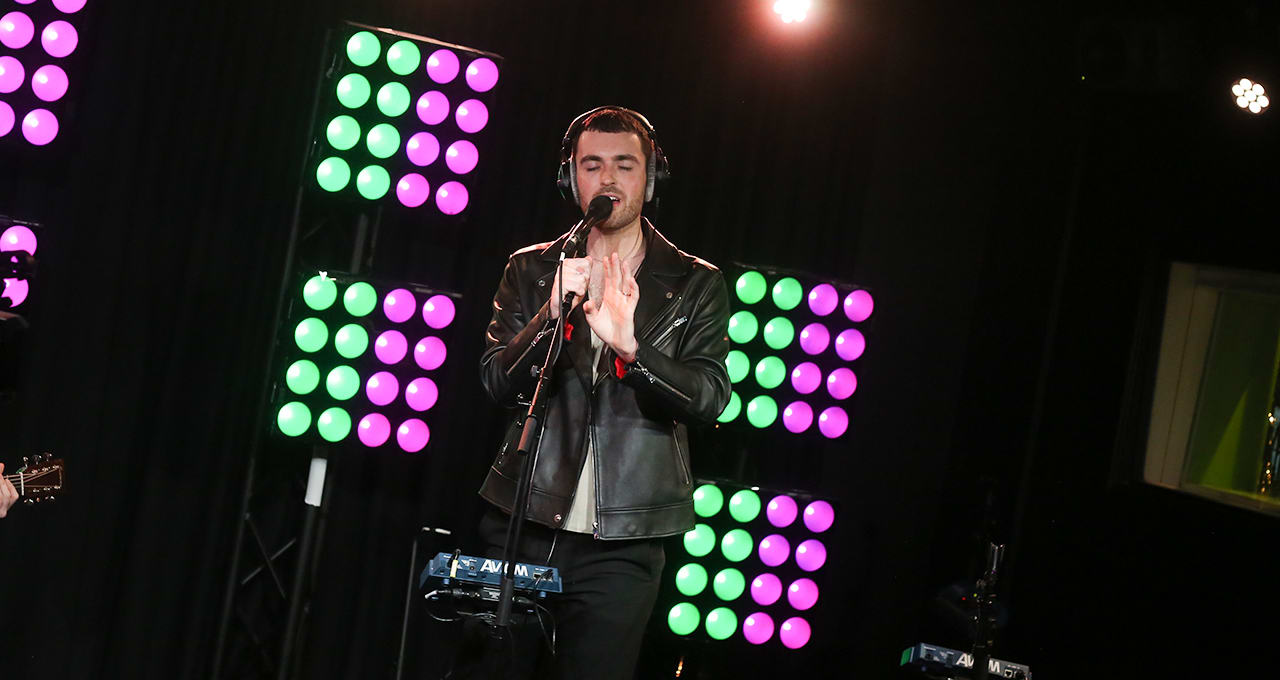 Ga even rustig zitten en geniet van dit akoestische optreden van Duncan Laurence!