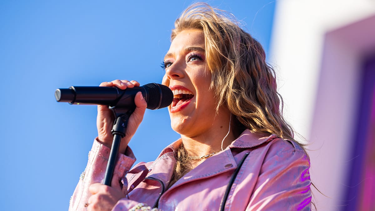 Becky Hill op 538 Koningsdag