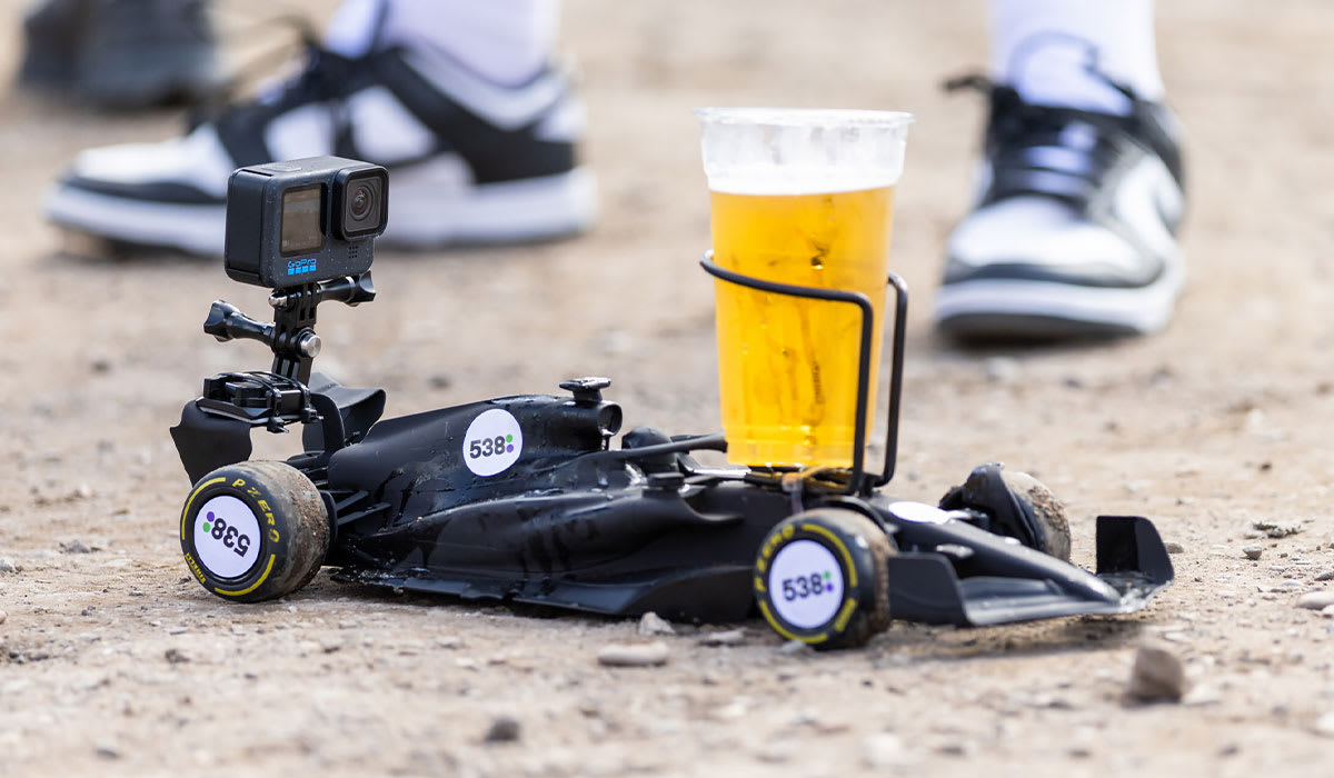 Bezoekers een drankje bezorgen met de 538 raceauto!