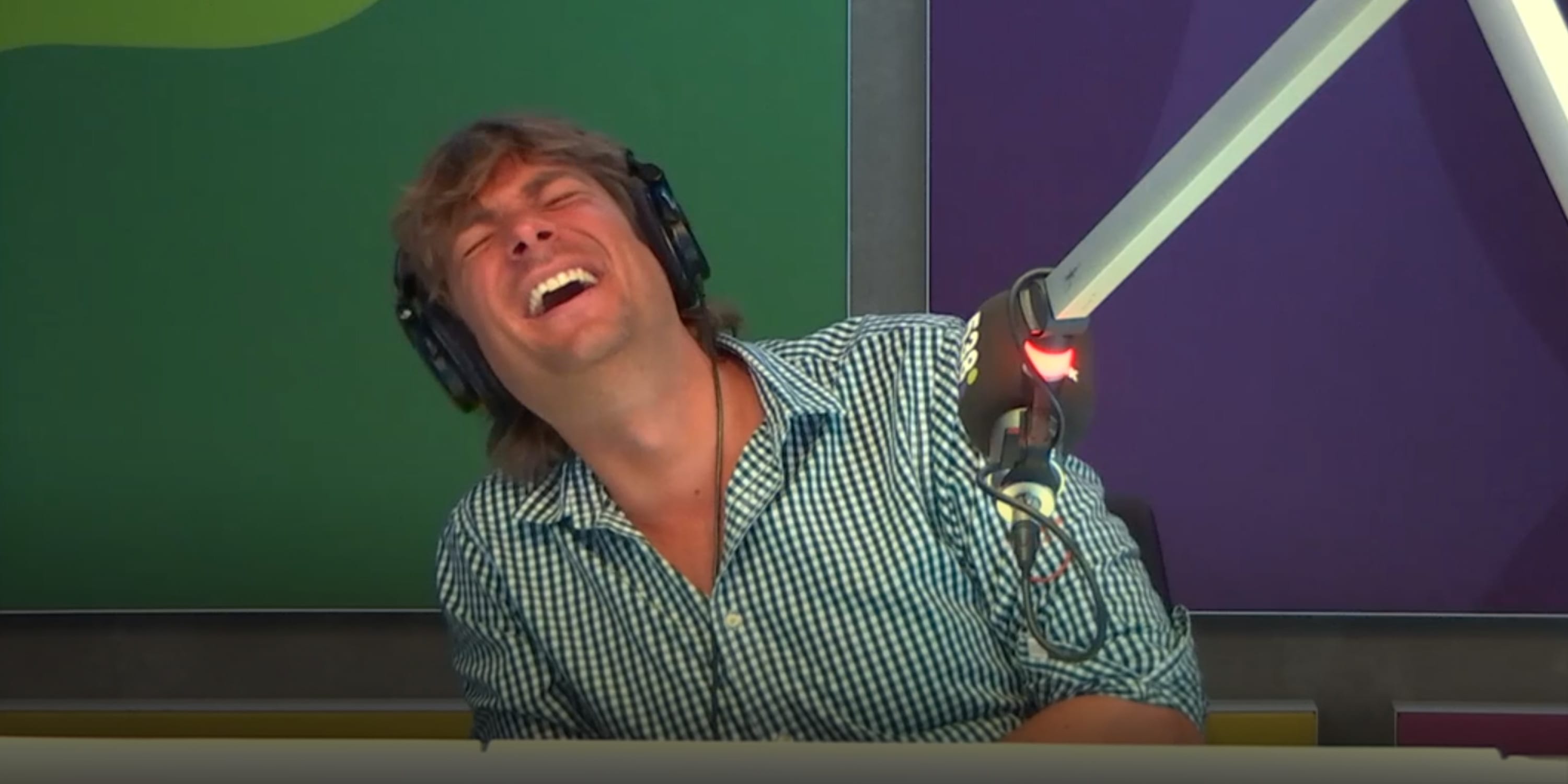 LOL! Sidekick Jelmer moest zijn buurman insmeren...