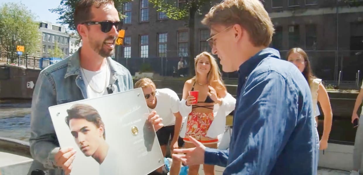 Antoon wordt verrast met gouden plaat voor Hyperventilatie! 📀