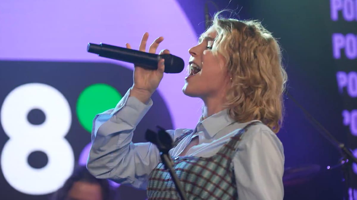 Pommelien Thijs live met haar nieuwe hit Atlas!