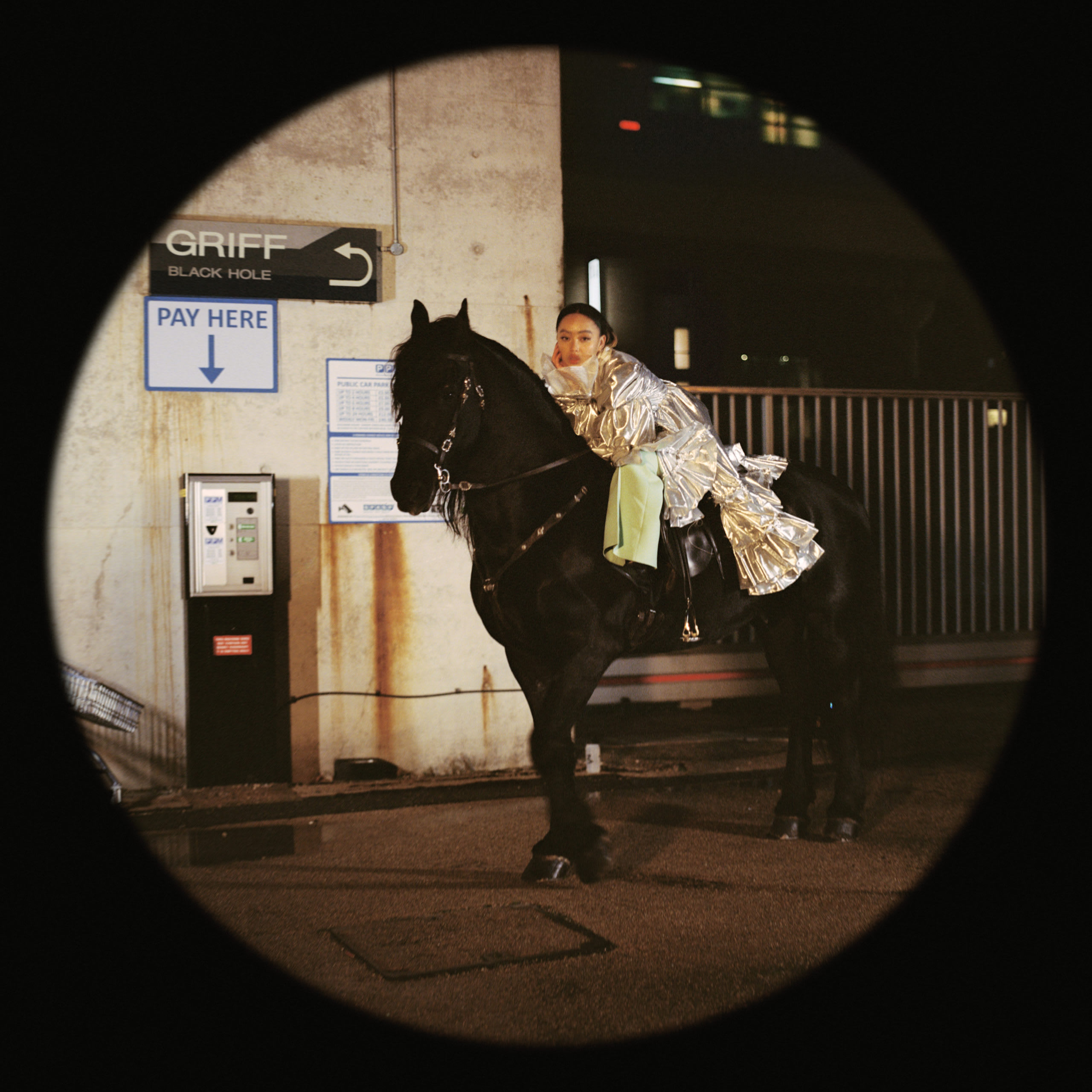 GEKRAAKT: Griff - Black Hole