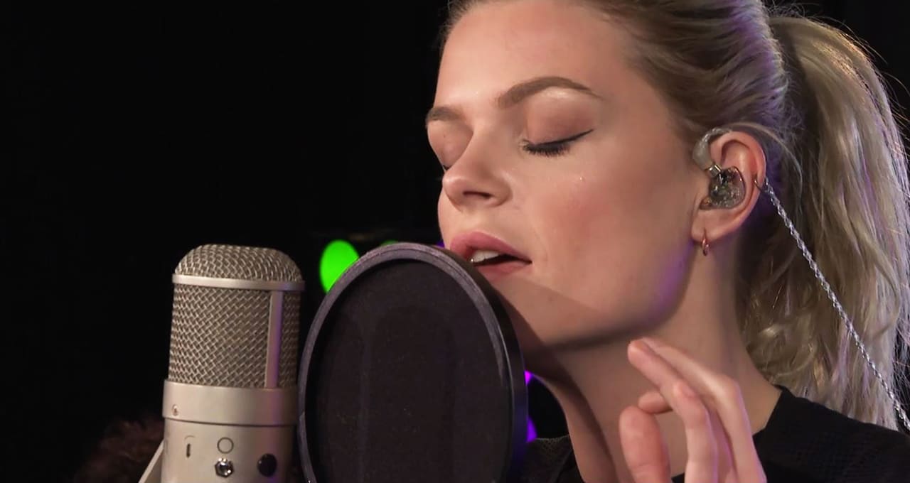 Kippenvel: Davina Michelle en Alissa May doen bijzondere live-versie van What About Us