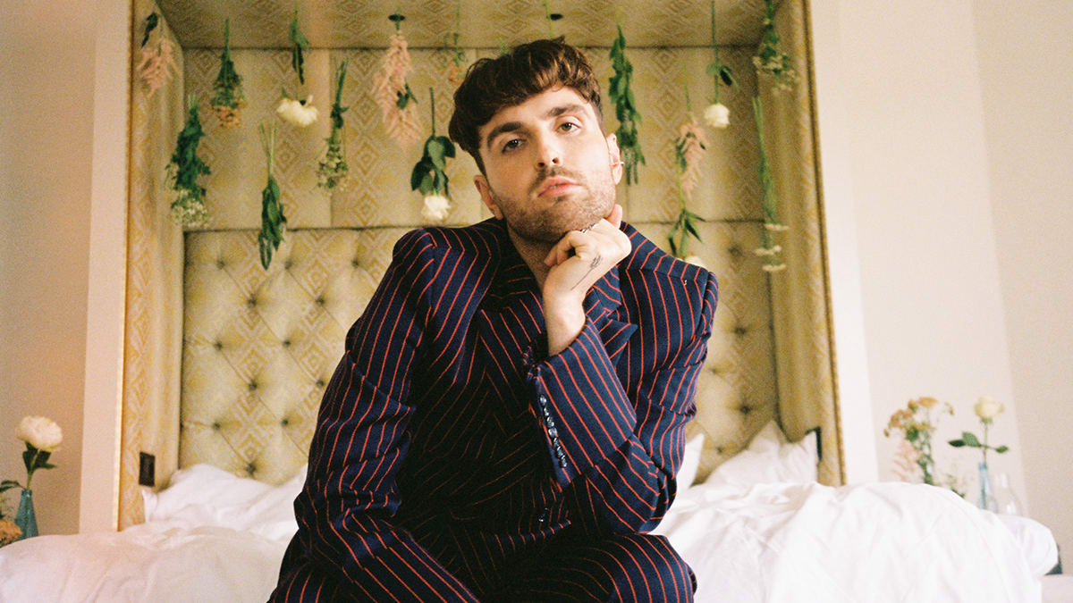 Duncan Laurence eert overleden dierbaren in nieuwe track Electric Life
