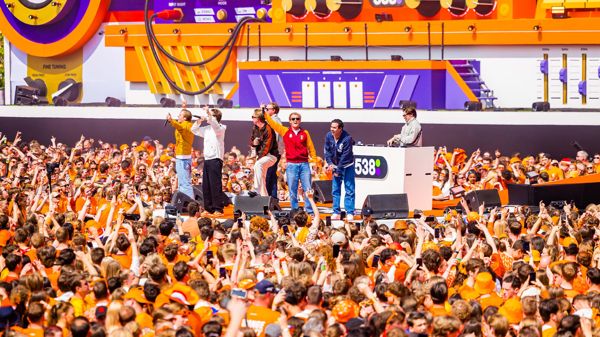 Een overvol podium bij Turfy Gang op 538 Koningsdag