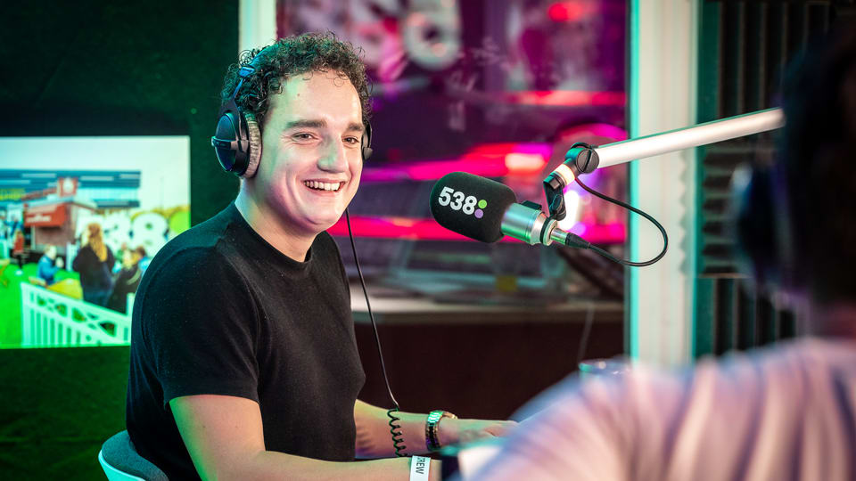 Bas en Dylan hebben de slappe lach bij De Vrienden van Amstel LIVE