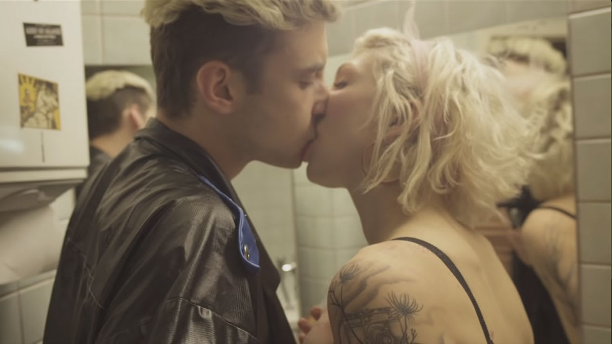 8 jaar na de hit met die gekke stem: dit is je toen niet opgevallen aan Reckoning Song