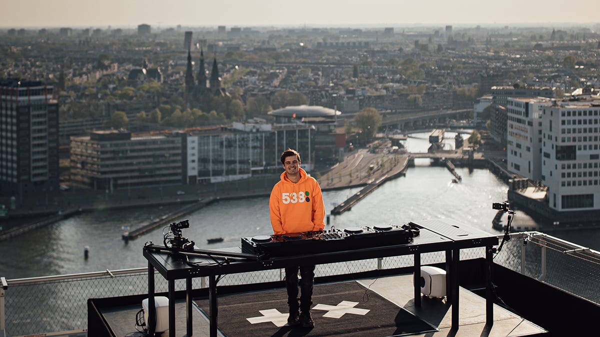 Martin Garrix live vanaf het dak van de A'DAM Toren