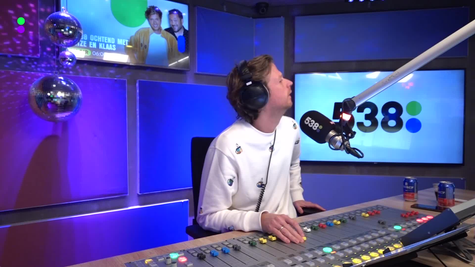 Wietze praat tegen apparaten