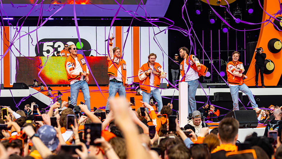 Bankzitters op 538 Koningsdag 2024