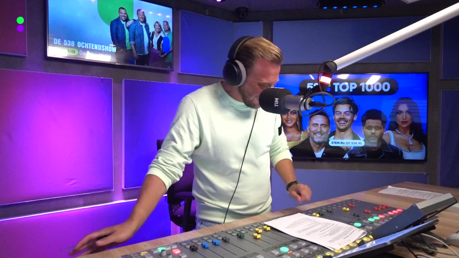 Rene Froger kwam zingen op Lex Uitings verjaardag in ruil voor een sateetje!