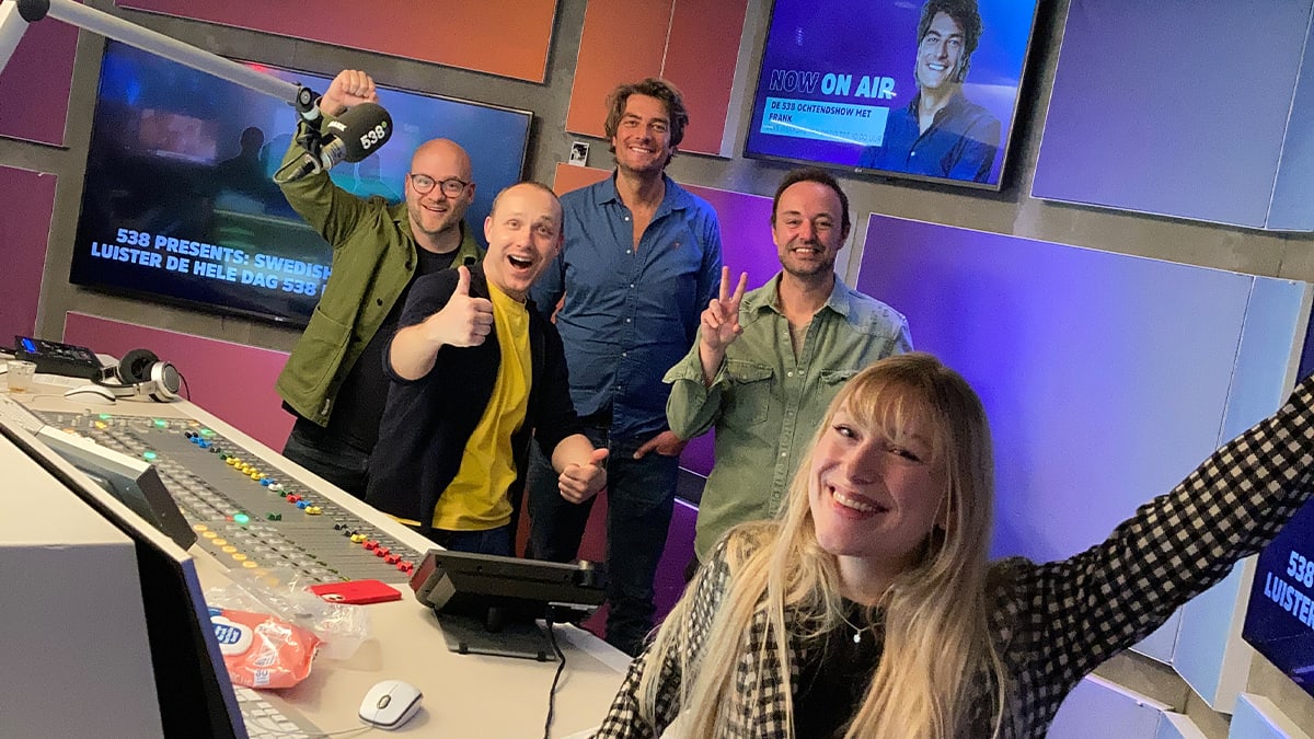 Niels Geusebroek live met romantisch nummer!