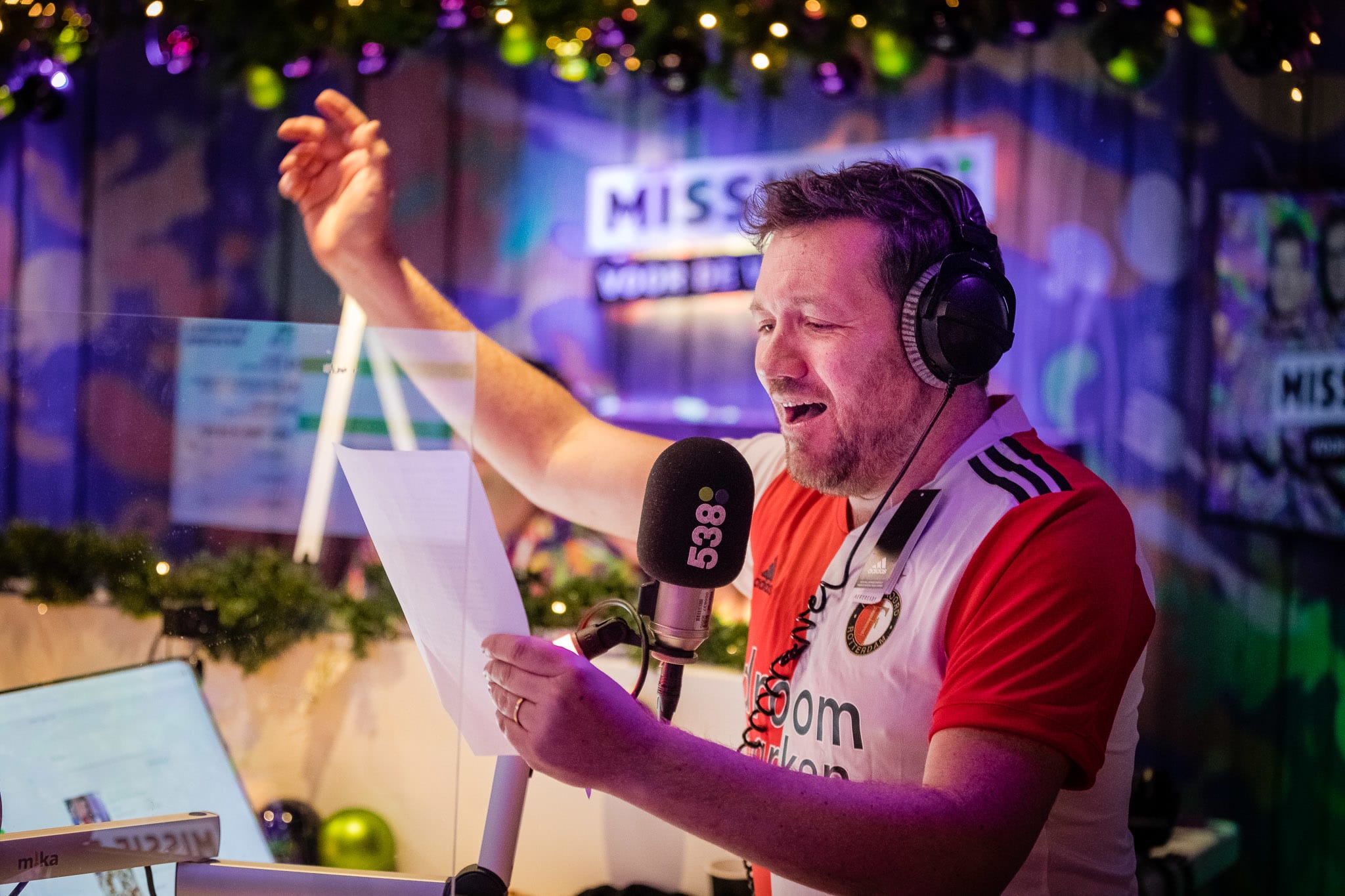 Wat een held! Ajacied Klaas zingt het Feyenoord lied voor de voedselbank