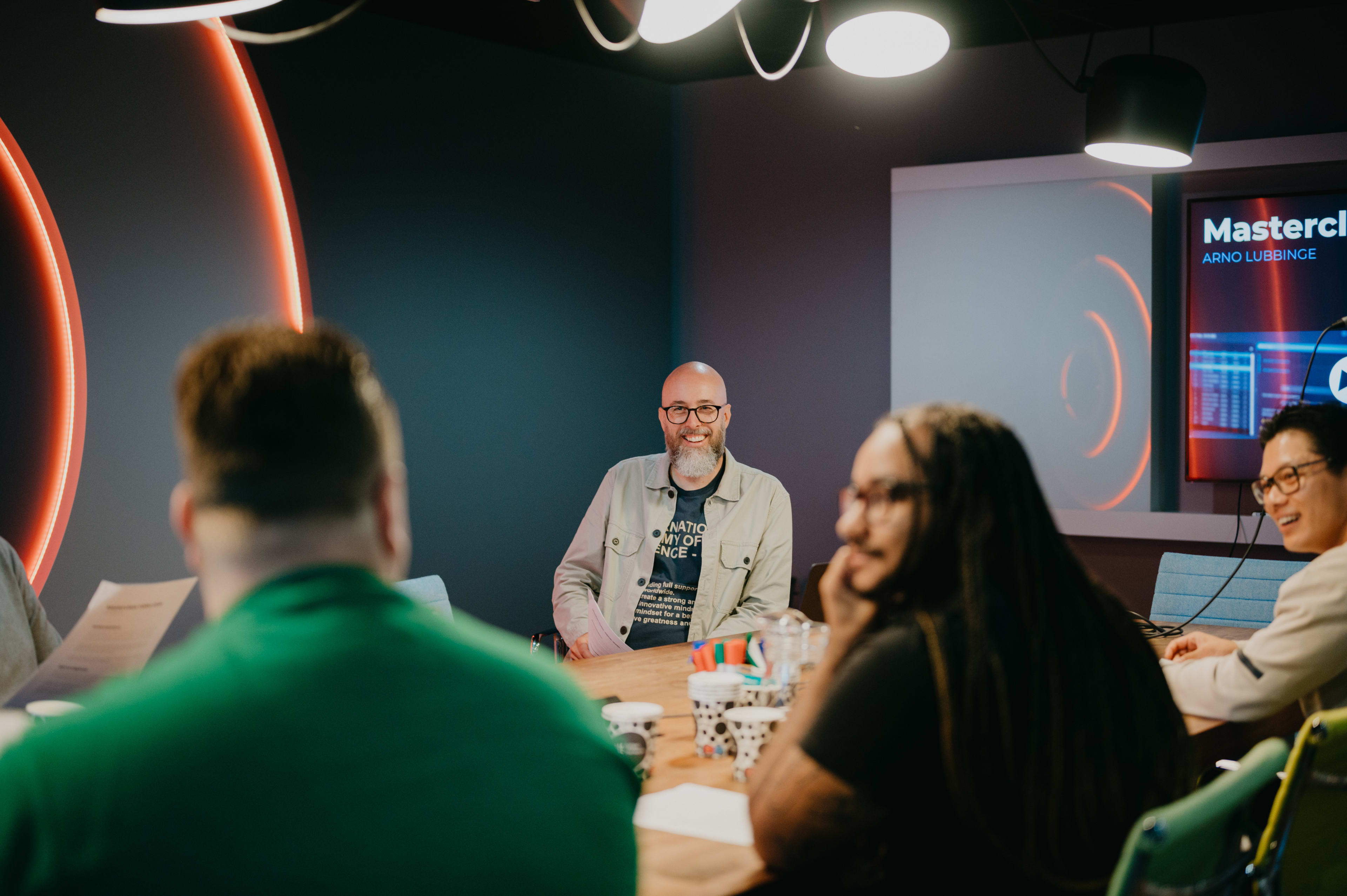 Ontmoet Arno, voice-over bij Hart van Nederland. 