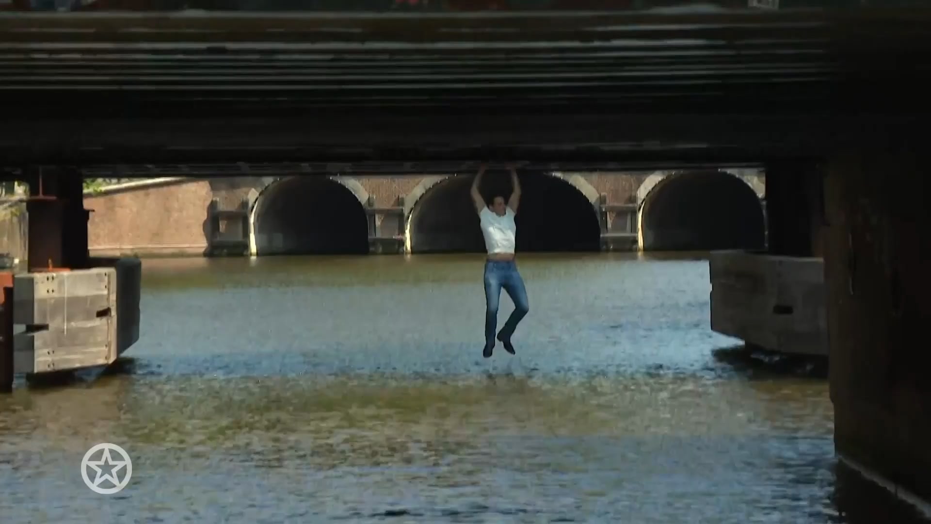 Douwe Bob valt in het water