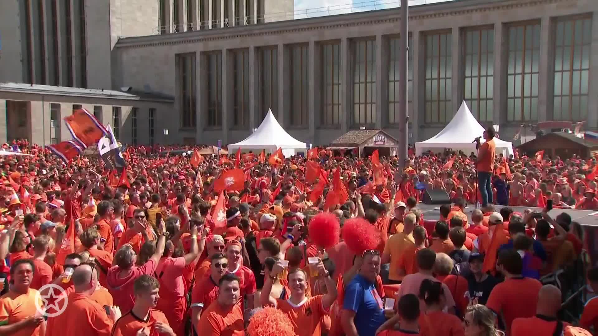 Gerard Joling treedt op voor Oranje-fans in Berlijn