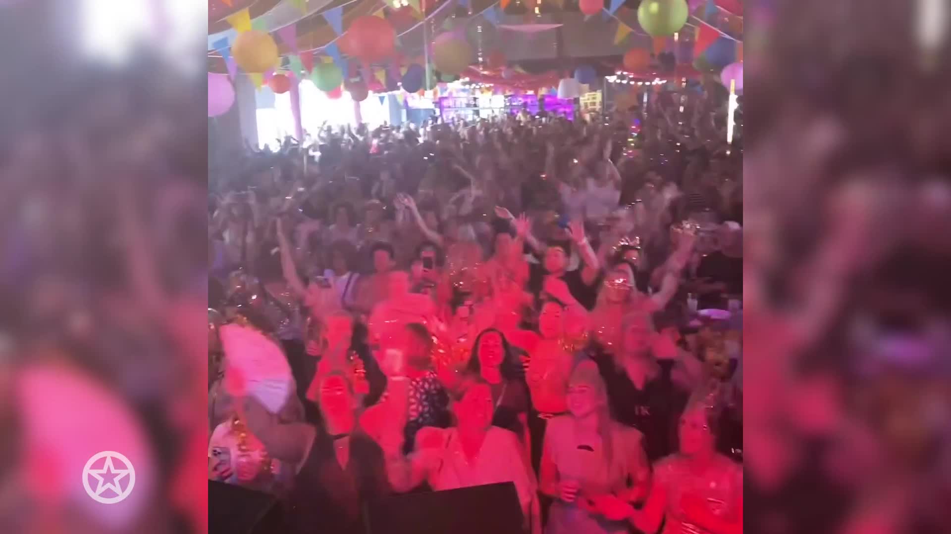 Monique Smit hoogzwanger aan het optreden