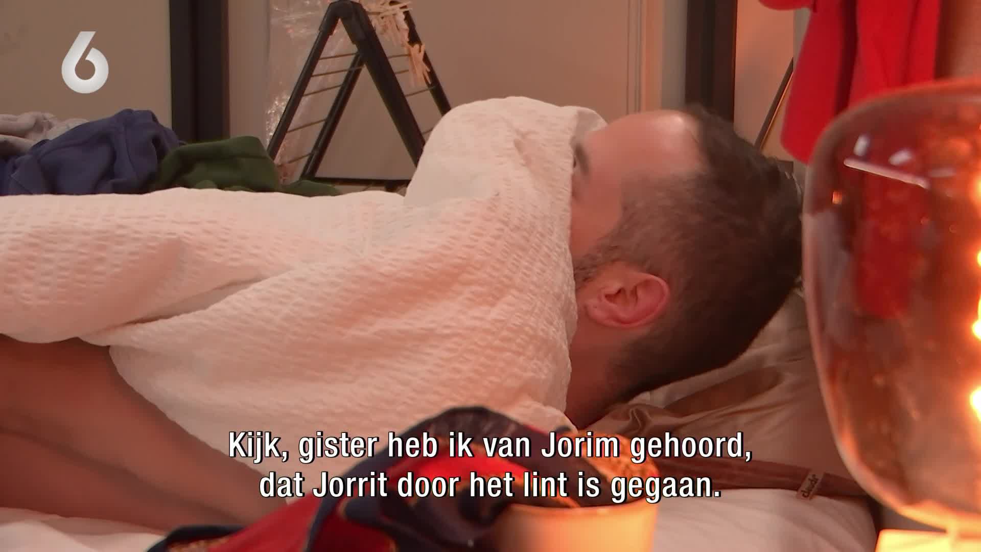 Jorrit woest en gooit met bierflesje in De Bondgenoten