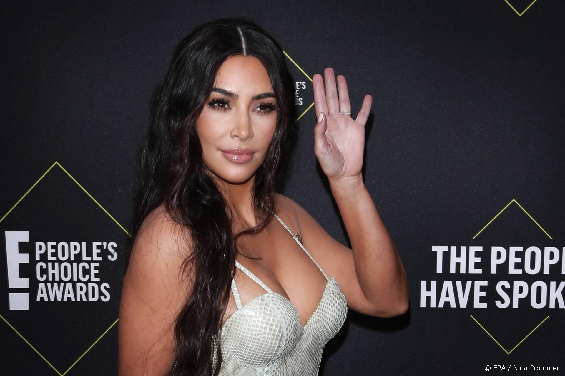 Kim Kardashian en Pete Davidson hand in hand in achtbaan