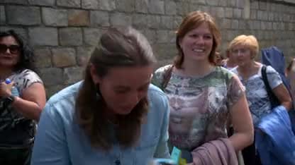 Koning officieel lid van Kousenband-ridders